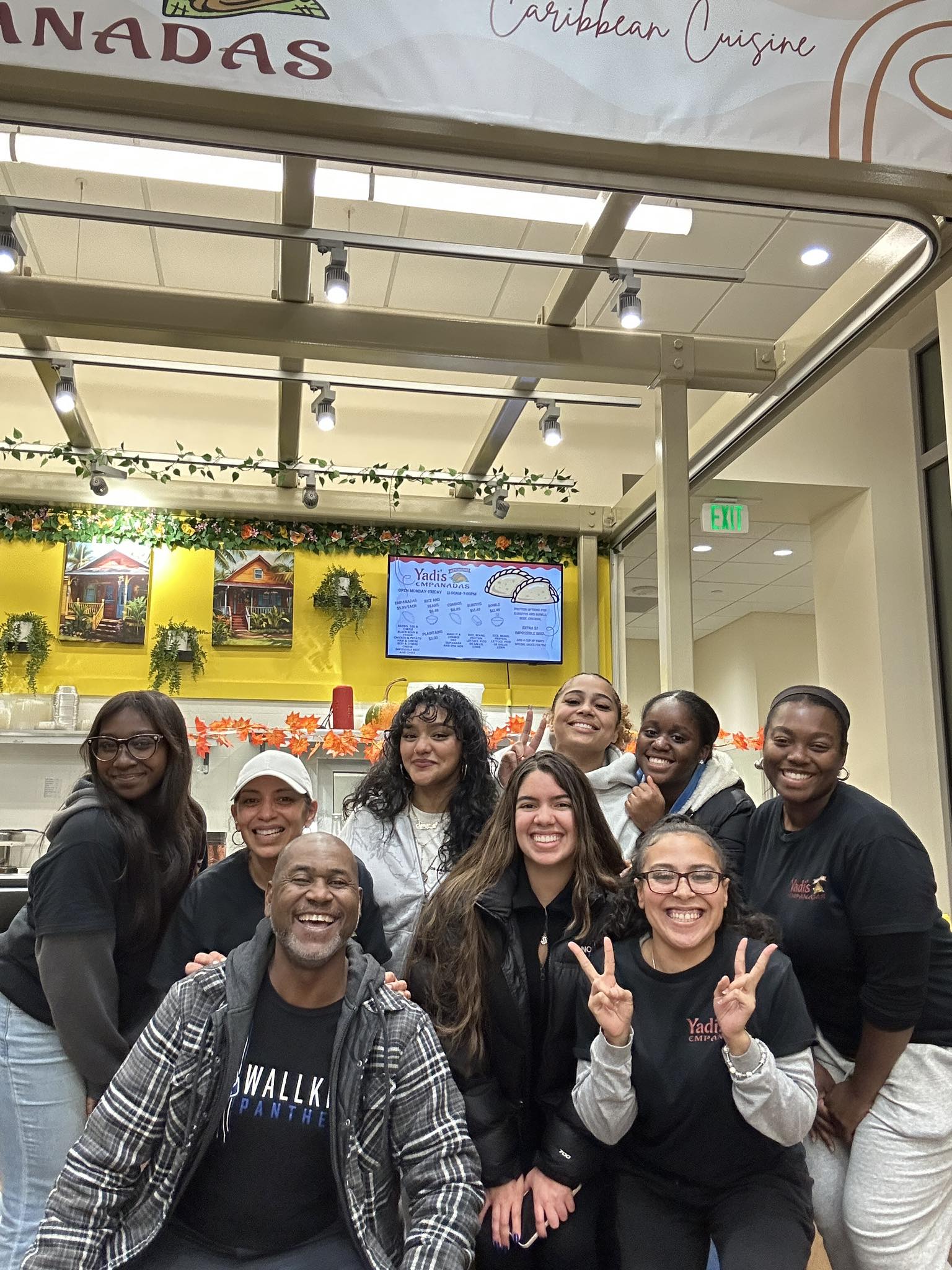 Yadis Empanadas team together